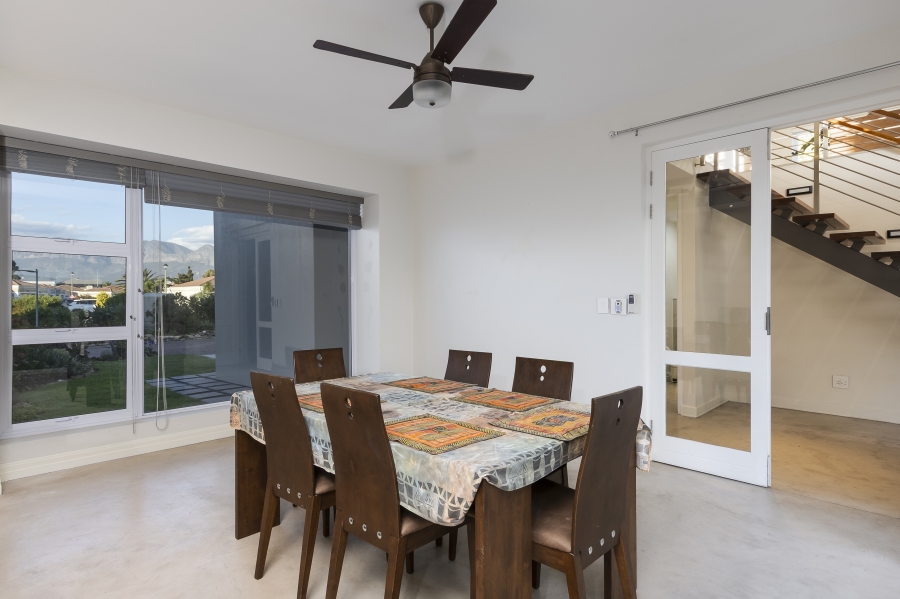 To Let 4 Bedroom Property for Rent in Harbour Island Western Cape